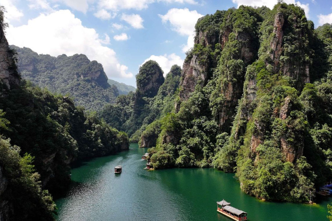 宝峰湖：秘境の雰囲気漂う