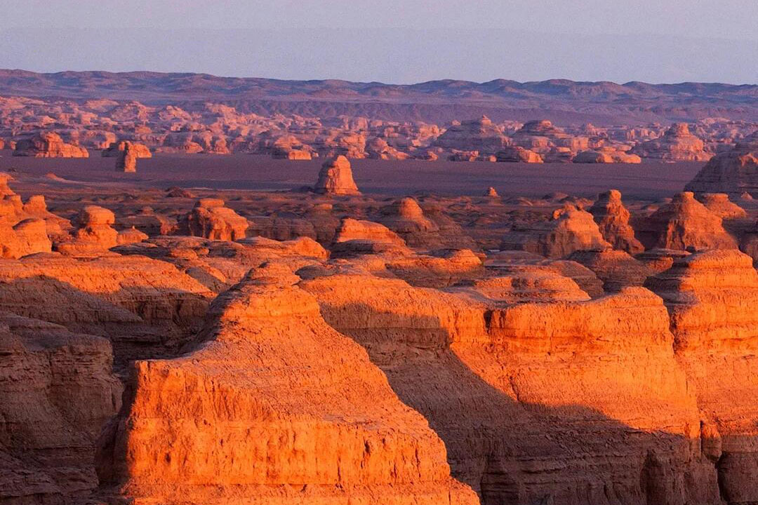 夏の敦煌を満喫：壮大な砂漠と星空の絶景