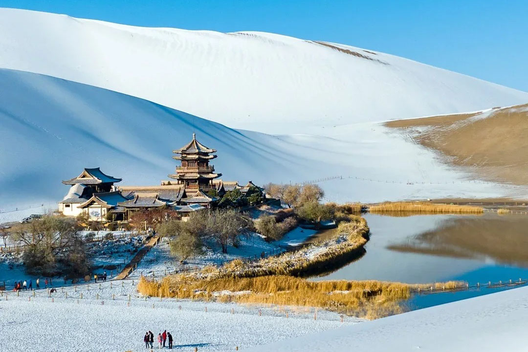 冬の敦煌：静寂に包まれる幻想的な砂漠