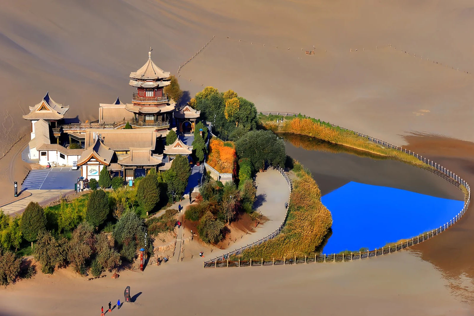 鳴沙山と月牙泉 – 砂漠の絶景と神秘的な泉