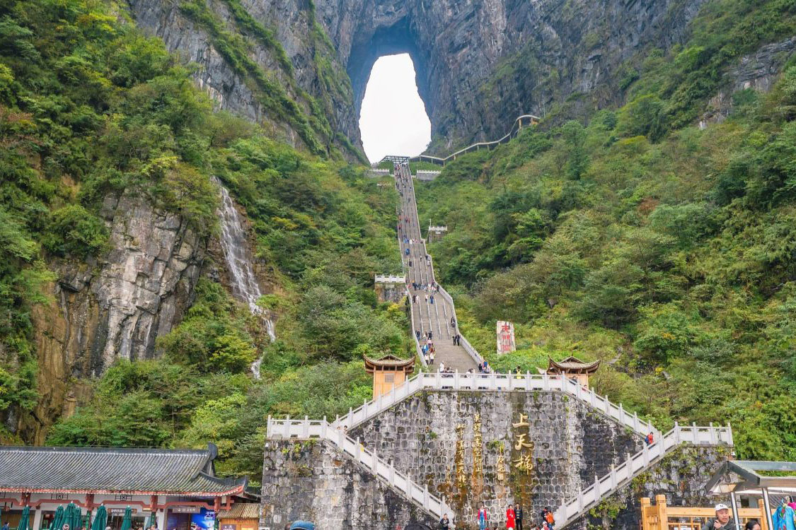 天門山：天国と人間の世界の境界