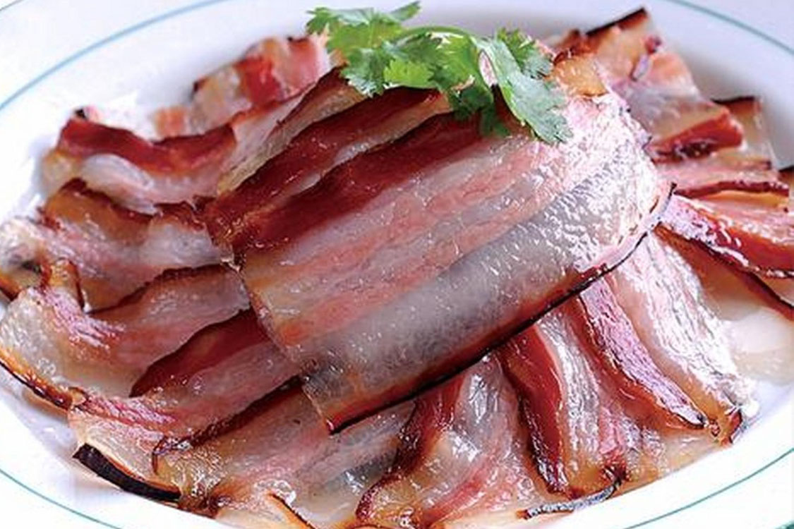 燻製ベーコン – 伝統の深い味わい