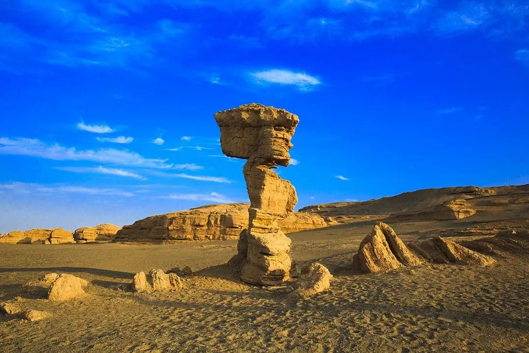 ヤルダン魔鬼城探険：神秘的な地形と幻想的な風景