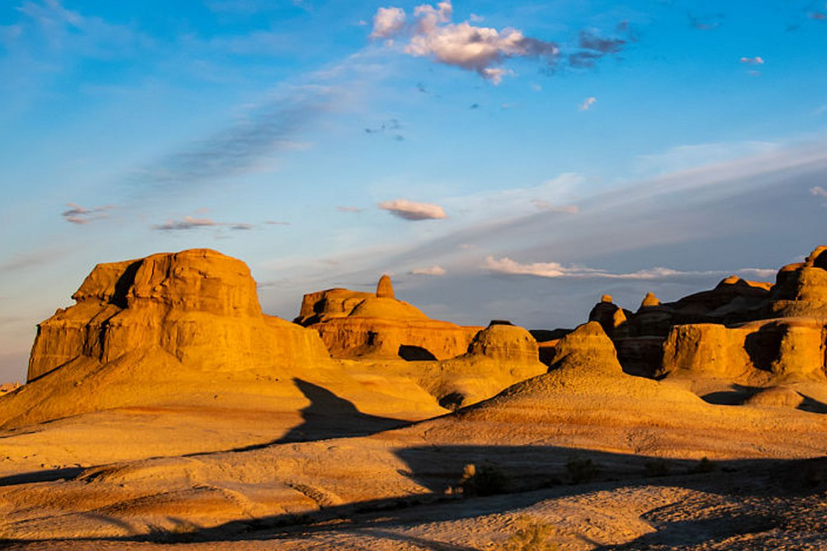 ヤルダン魔鬼城 – 風と砂が生み出す神秘の大地