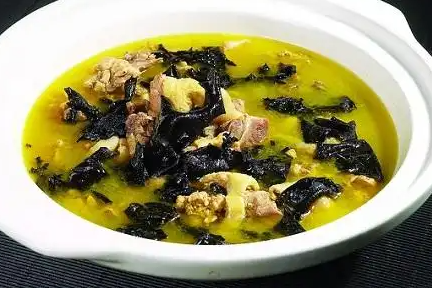 岩耳炖鸡 – 張家界の地元の定番料理