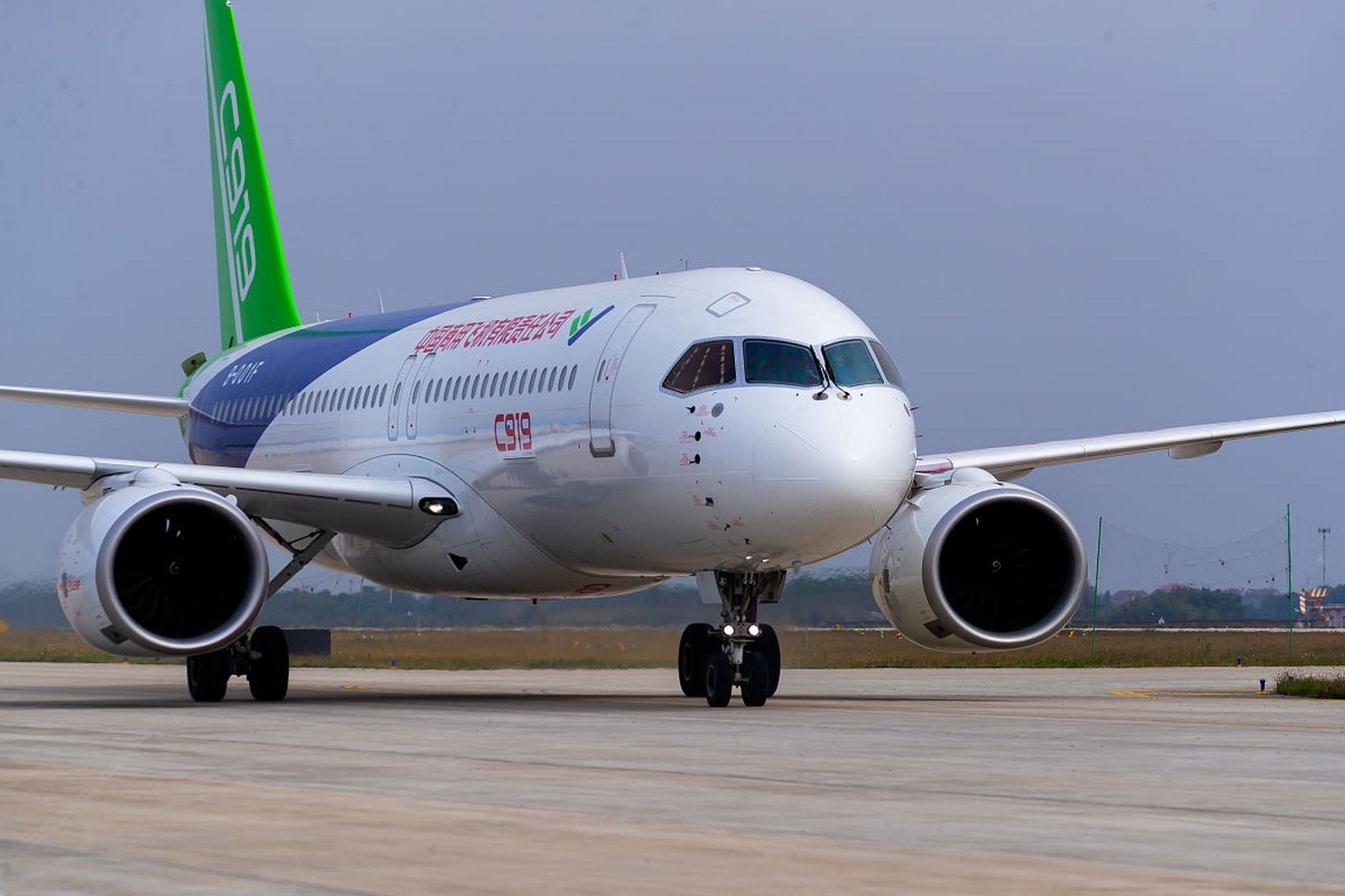 飛行機で成都へ行きます