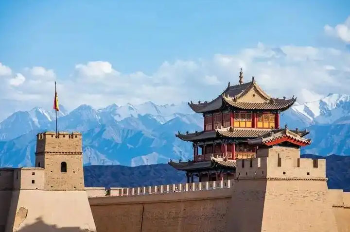 シルクロードの歴史と絶景を体感：嘉峪関