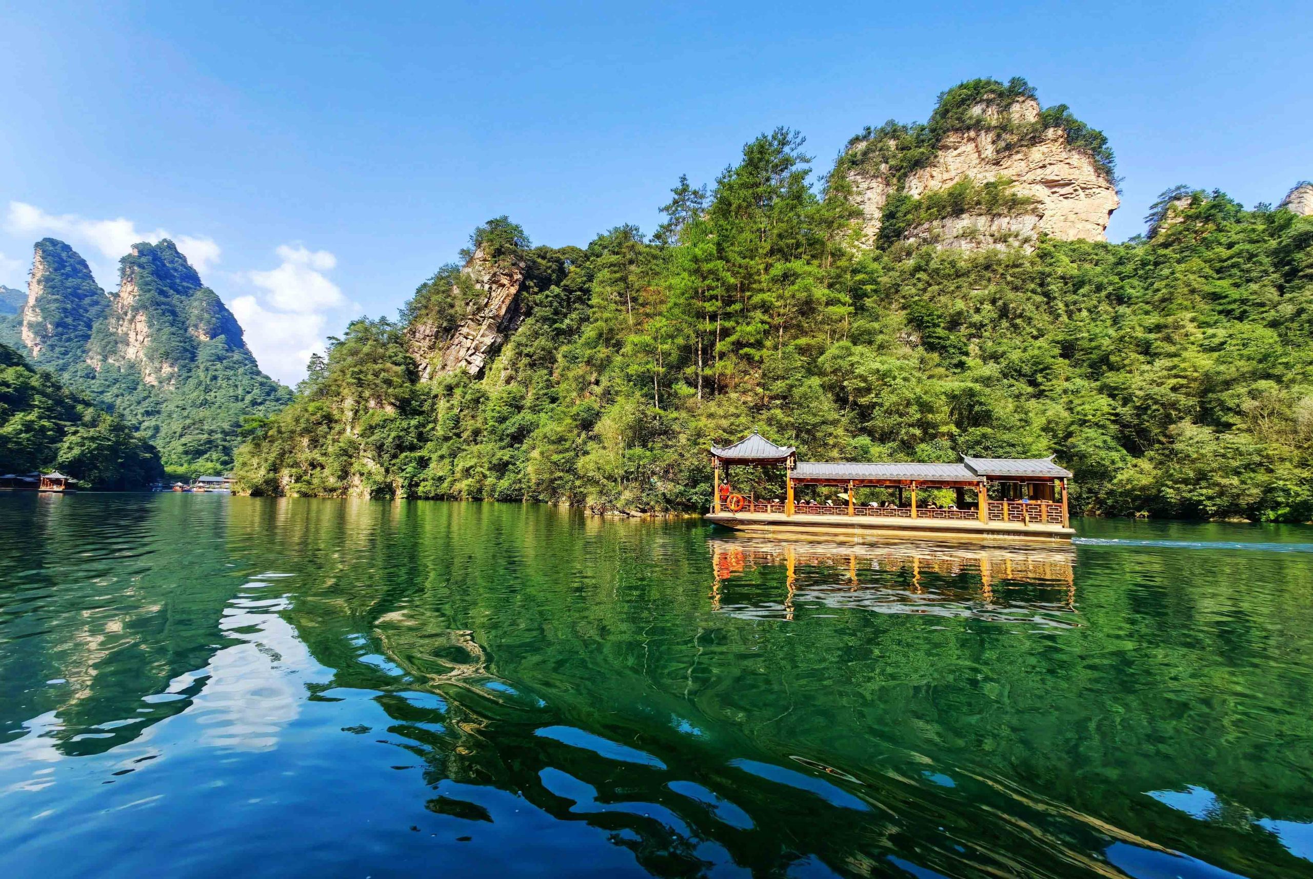 夏の張家界観光：宝峰湖