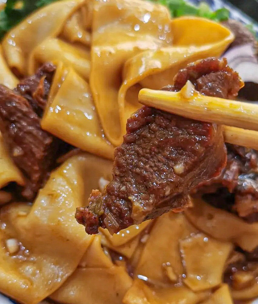 敦煌名物料理胡羊燜餅：羊肉とクレープの煮込み料理