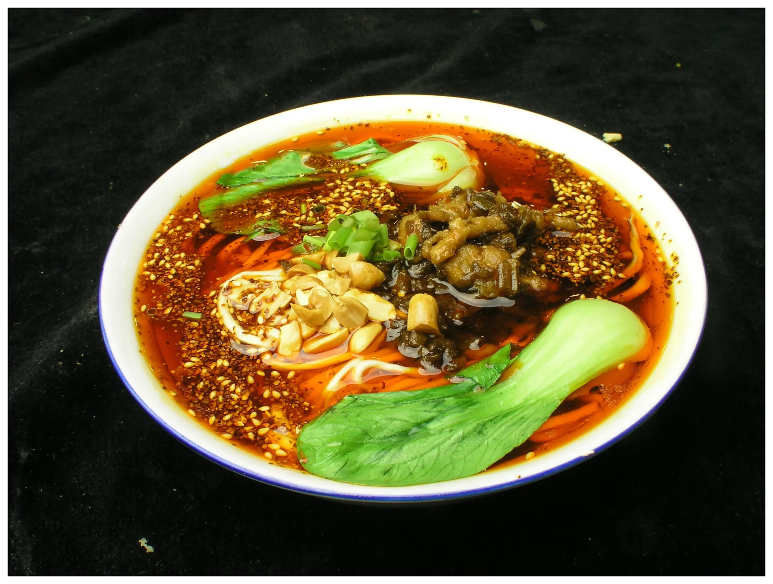 担担麺を味わう