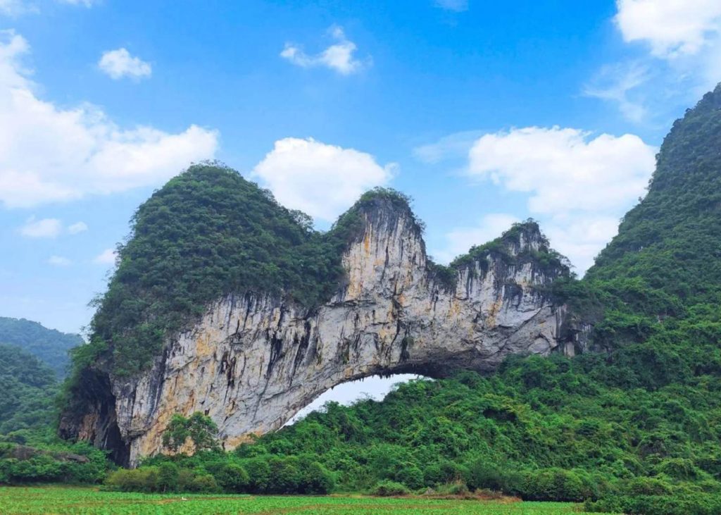 月亮山